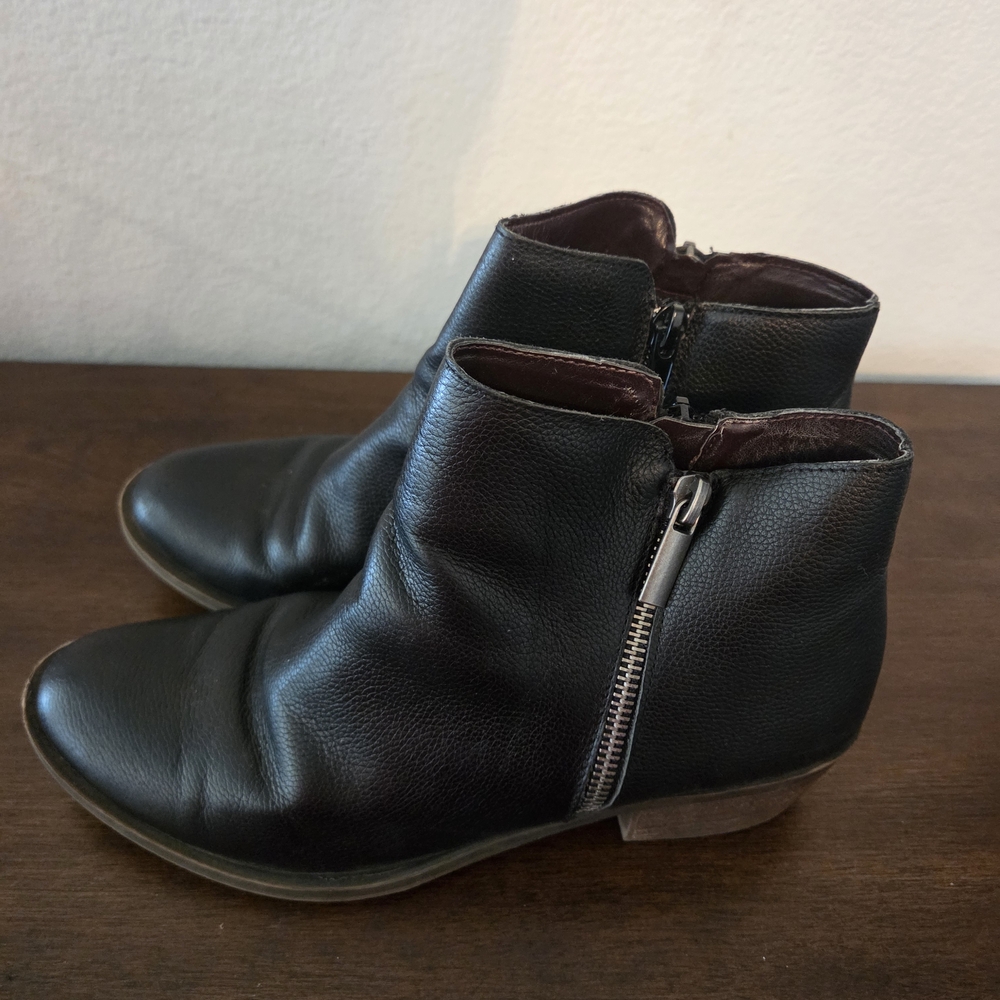Kensie Black Leather Side-Zip Boots